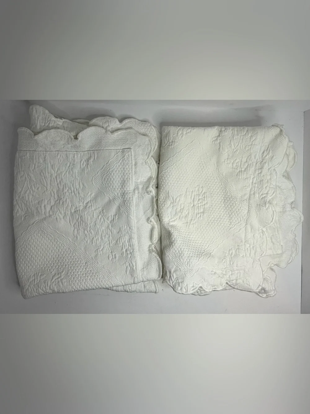 White Cotton Matelasse Quilted Scalloped Pillow Shams Vintage 2